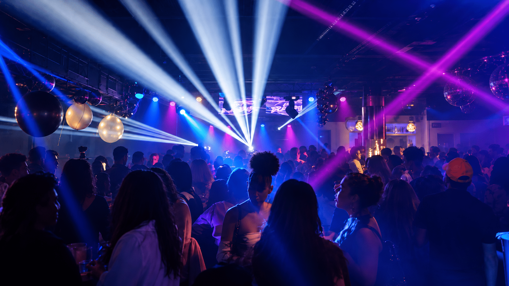 Iluminación profesional con focos PAR LED y haces de luz en un evento en Madrid