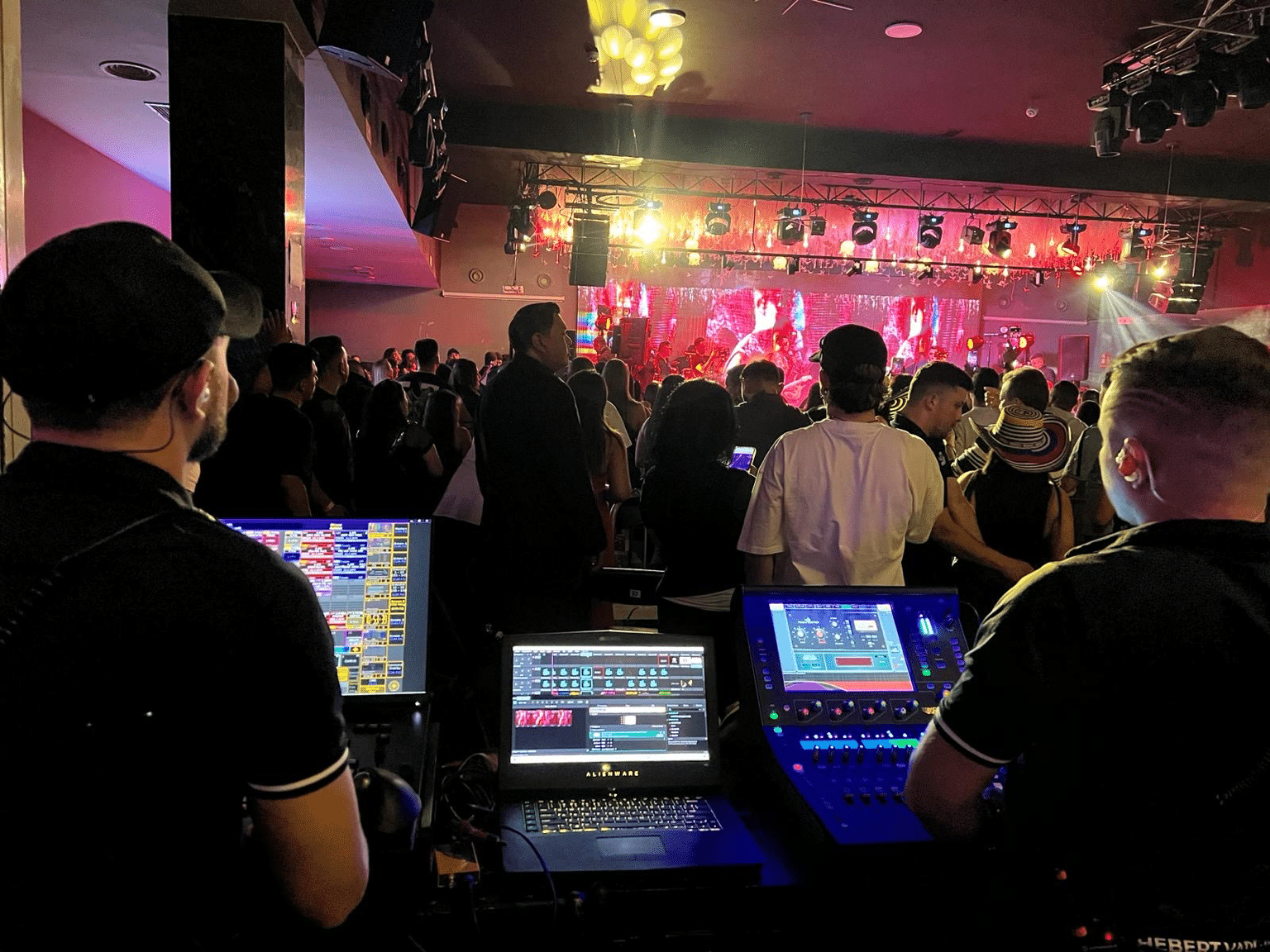 Técnicos audiovisuales de AudioPro controlando sonido, iluminación y vídeo durante un evento